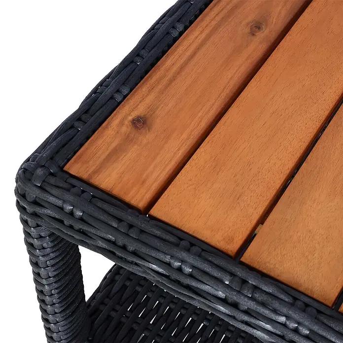 Mendler Loungemöbel-Set HWC-G28 - 4 -tlg., Polyrattan, Anthrazit, Kissen grau, Anthrazit, Kissen grau - Nahaufnahme eines Outdoor-Beistelltisches mit dunklem Geflechtrahmen und naturbrauner Holzlattenplatte.