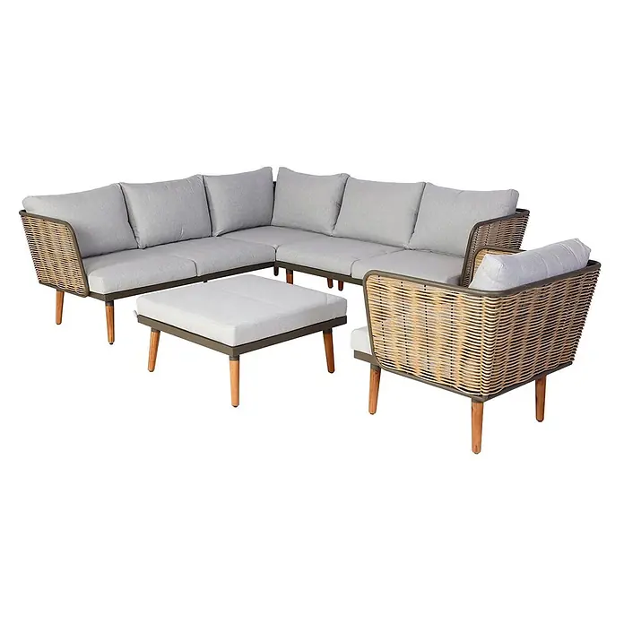 Gartengarnitur | Garnitur Lounge-Set Sofa Outdoor | Spun Poly Metall Poly-Rattan MVG-zertifiziert | Hellgrau -  - L-förmiges Outdoor-Sofa-Set mit passendem Hocker, hellgrauen Kissen, braunem Geflecht und Holzbeinen.