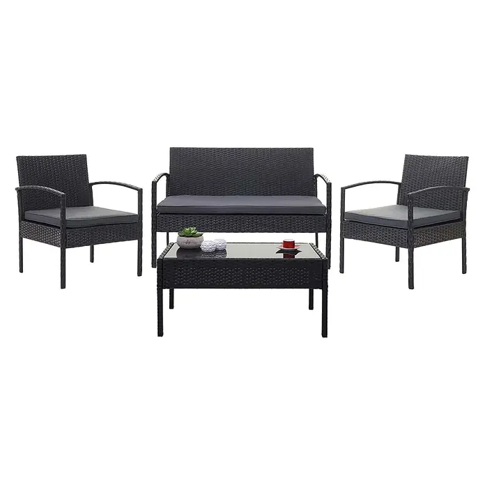 Mendler Loungemöbel-Set HWC-F56 - 4 -tlg., Polyrattan, Schwarz, Kissen dunkelgrau, Schwarz, dunkelgrau - Dunkelgraue Rattan-Gartenmöbelgarnitur mit zwei Sesseln, einem Zweisitzer-Sofa und einem Couchtisch mit Glasplatte und grauen Kissen.