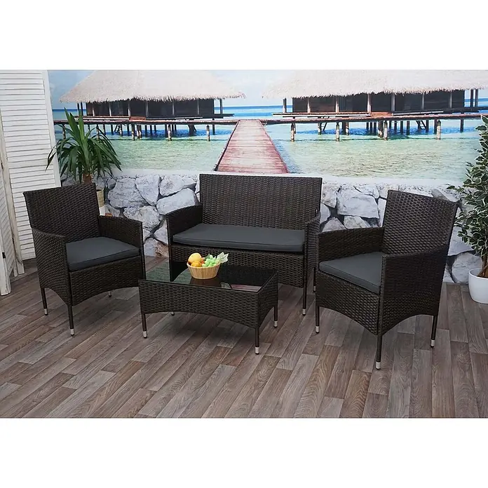 Mendler Loungemöbel-Set HWC-F55 - 4 -tlg., Polyrattan, Braun, Kissen dunkelgrau, Braun, dunkelgrau - Dunkelbraune Outdoor-Sitzgruppe aus Polyrattan mit zwei Sesseln, einem Sofa und einem Couchtisch mit dunkelgrauen Kissen.