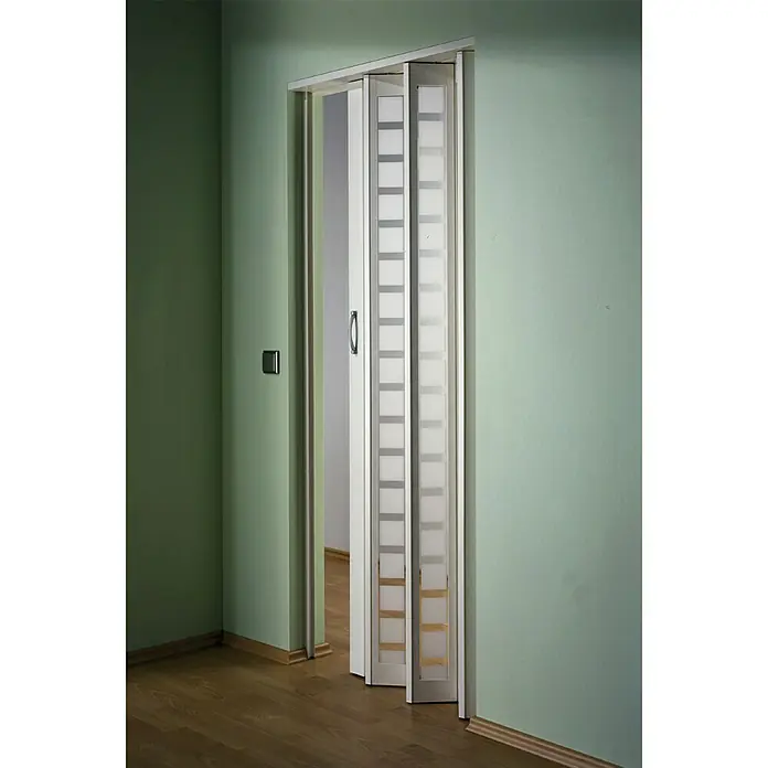 Marley Glas-Falttür New Generation - Weiß, Satiniertes Glas, 86 x 205 cm - Nahaufnahme einer eleganten, gefalteten Schiebetür mit quadratischen Details, die in einem modern eingerichteten Raum teilweise geöffnet ist.
