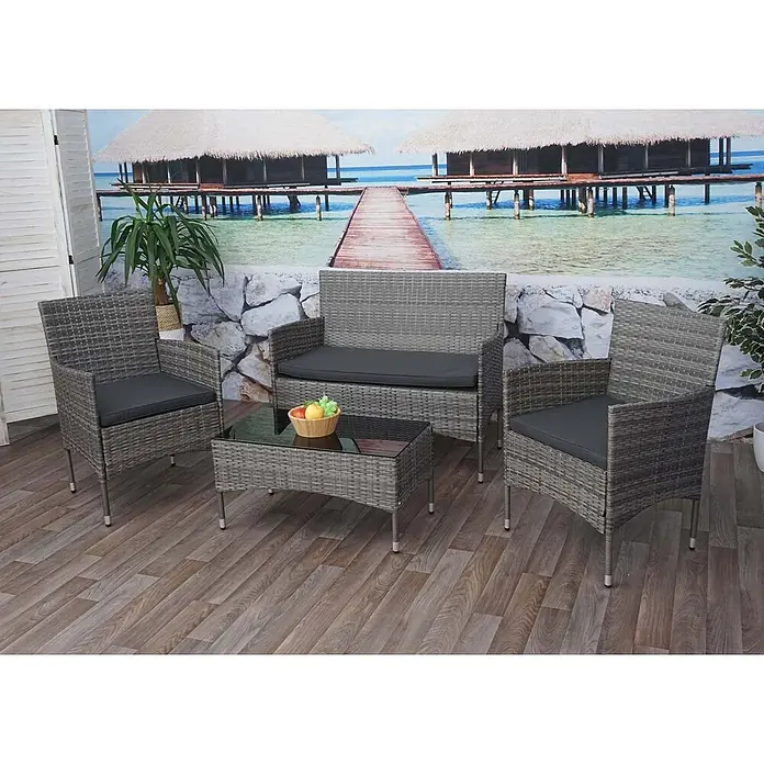 Mendler Loungemöbel-Set HWC-F55 - 4 -tlg., Polyrattan, Grau, Kissen dunkelgrau, Grau, dunkelgrau - Graues Rattan-Gartenmöbelset mit dunklen Kissen, bestehend aus zwei Sesseln, einem Zweisitzer-Sofa und einem Couchtisch auf Holzfußboden.