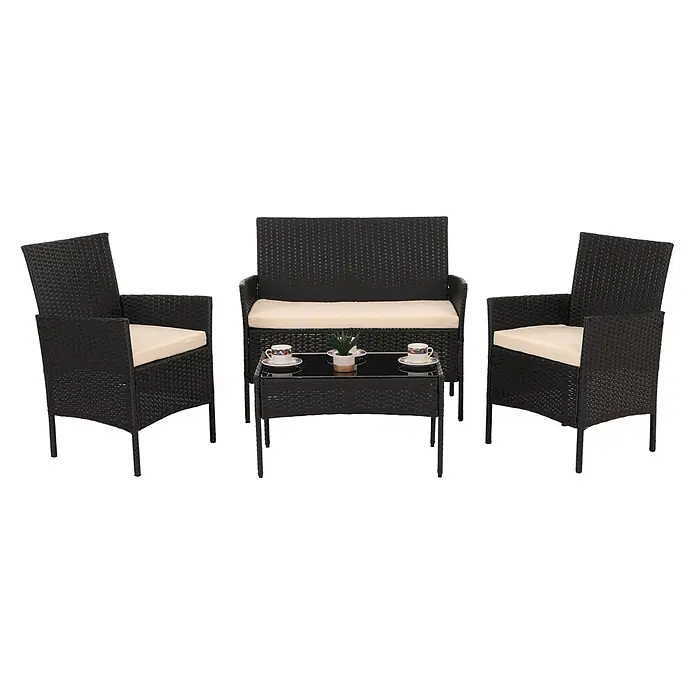 Poly-Rattan Garten-Garnitur | Sitzgruppe Lounge-Set | Metall Glas Stoff/Textil - 180g/m2 - 4-teiliges Terrassenmöbelset aus schwarzem Polyrattan mit beigen Kissen: zwei Sessel, ein Zweisitzer und ein Couchtisch mit Glasplatte.