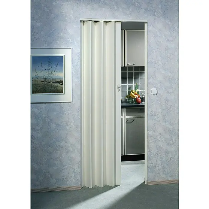 Marley Falttür Eurostar - Weiß, 83 x 205 cm - Eine weiße Falttür vor einem Kücheneingang, die Funktionalität und platzsparendes Design vereint. Ideal für moderne Wohnräume.