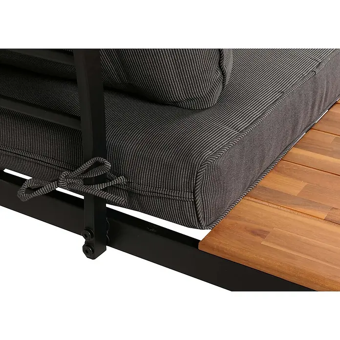 Mendler Loungemöbel-Set HWC-H54 - 3 -tlg., Holz, Braun, Kissen dunkelgrau, Braun, dunkelgrau - Dunkelgraues gestreiftes Outdoor-Kissen, an einem schwarzen Metallrahmen befestigt, daneben Holzlatten.