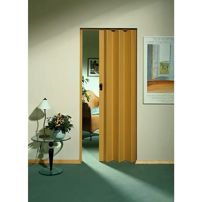 Marley Falttür President - Buche, 86 x 205 cm - Ein senfgelbes Falttür-Modell, teilweise geöffnet, in einem Raum mit beiger Wand und grünen Teppich.