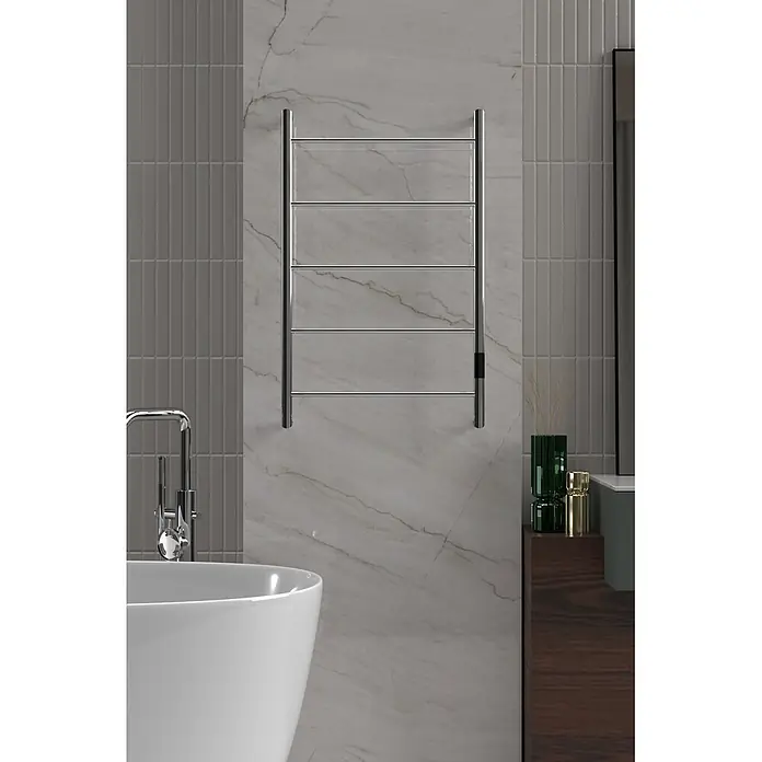Rointe Radiador toallero eléctrico Sublime - An x Al: 50 x 81 cm, Acero - Calentador de toallas cromado montado en una pared de baño de mármol claro.