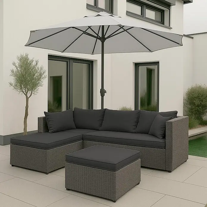 Poly-Rattan Garnitur | Balkon-/Garten-/Lounge-Set Sofa Sitzgruppe | Grau | Polster Dunkelgrau -  - Graues Rattan-Outdoor-Lounge-Set mit dunkelgrauen Kissen und großem grauen Sonnenschirm auf einer Terrasse.