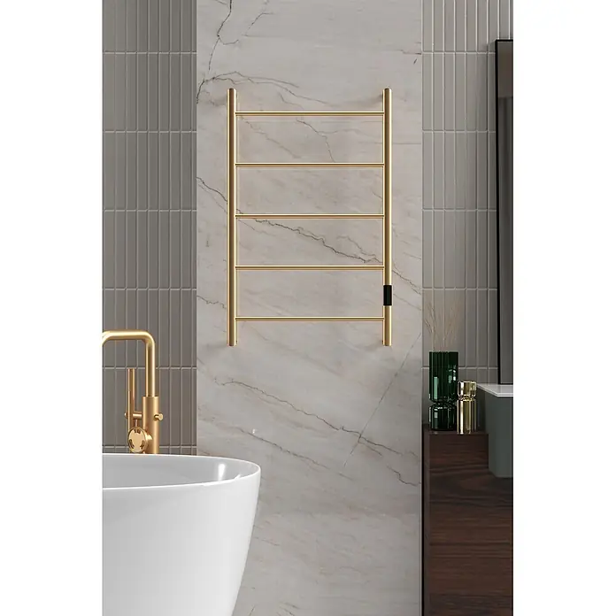Rointe Radiador toallero eléctrico Sublime - An x Al: 50 x 81 cm, Latón - Toallero eléctrico dorado montado en pared de mármol claro en un baño moderno.