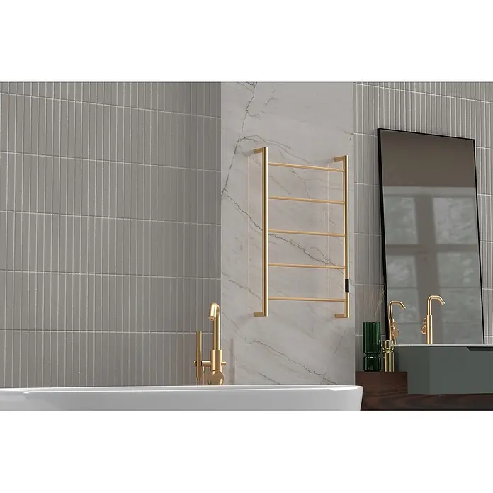 Rointe Radiador toallero eléctrico Sublime - An x Al: 50 x 81 cm, Latón - Toallero eléctrico dorado montado en una pared de mármol del baño, a juego con grifos dorados.