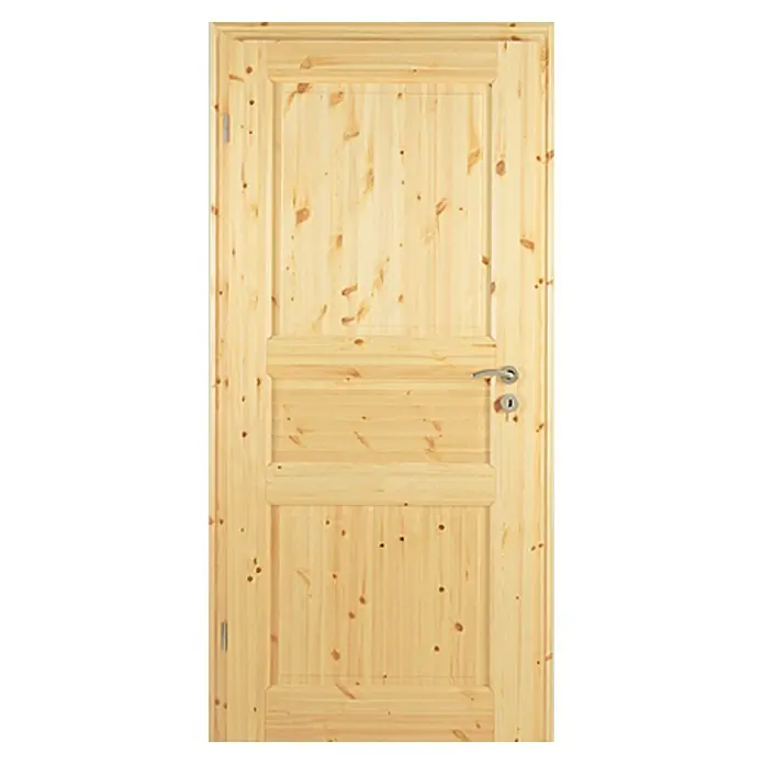 Kilsgaard Landhaustür 02/03 - 610 x 1.985 mm, DIN Anschlag: Links, Kiefer natur - Helle Holztür mit drei Feldern und silberfarbenem Türgriff, die eine warme und einladende Atmosphäre ausstrahlt.