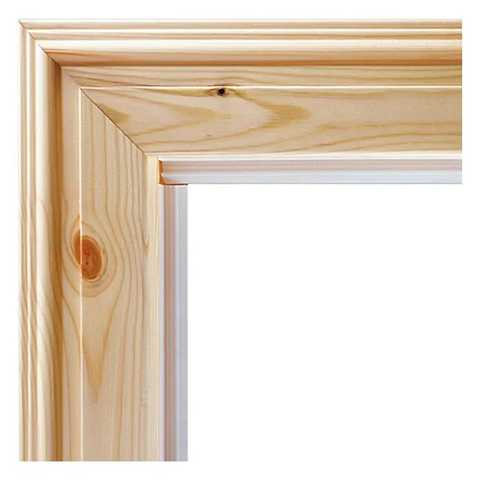 Kilsgaard Türzarge profiliert735 x 1.985 mm, Wandstärke: 140 mm, DIN Anschlag: Links, Kiefer Natur - Detailaufnahme eines hellen Holzfensterrahmens mit einer klaren Maserung, der eine warme und natürliche Ästhetik vermittelt.