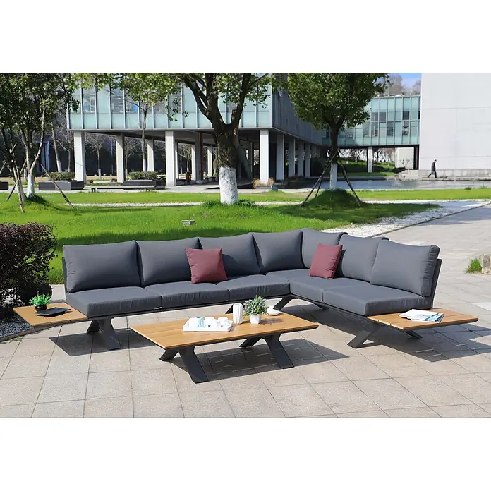 Aluminium Garten-Garnitur | Sitzgruppe Garten-/Lounge-Set Sofa | Holzoptik | Gestell Anthrazit | Polster Dunkelgrau -  - Dunkelgraues Outdoor-Ecksofa mit Holzdetails und passendem Couchtisch auf einer Terrasse.