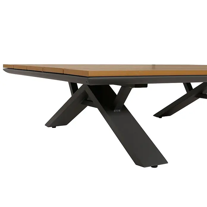 Aluminium Garten-Garnitur | Sitzgruppe Garten-/Lounge-Set Sofa | Holzoptik | Gestell Anthrazit | Polster Dunkelgrau -  - Tisch mit heller Holzlamellenplatte und dunkelgrauen, eckigen X-förmigen Metallbeinen.