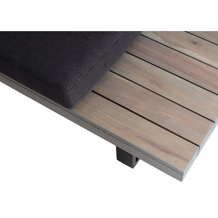 Garten-Garnitur | Garnitur Sitzgruppe Lounge-Set | Spun Poly Akazie Holz FSC® Alu | Grau | Polster Dunkelgrau -  - Dunkelgraues strukturiertes Kissen auf einer hellen Holzlattenbank für den Außenbereich.