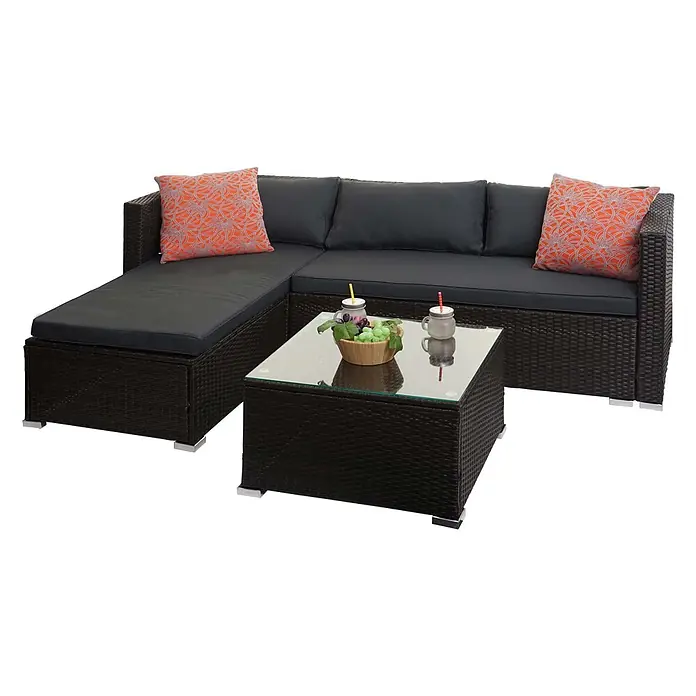 Mendler Loungemöbel-Set HWC-F57 - 3 -tlg., Polyrattan, Braun, Kissen dunkelgrau mit Deko-Kissen, Braun, dunkelgrau - Dunkelbraunes Rattan-Gartensofa mit dunkelgrauen Polstern und orangefarbenen Kissen, dazu ein passender Couchtisch mit Glasplatte.