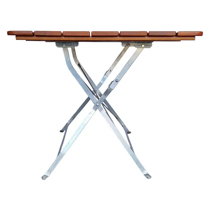 CHEFGASTRO BERGTAL Made in Germany HxBxT 74x120x80cm klappbar wetterfest & UV-beständig Eschenholz Silber/Braun 6 Peronen -  - Klapptisch mit brauner Holzlattenplatte und silberfarbenen, X-förmigen Metallbeinen.