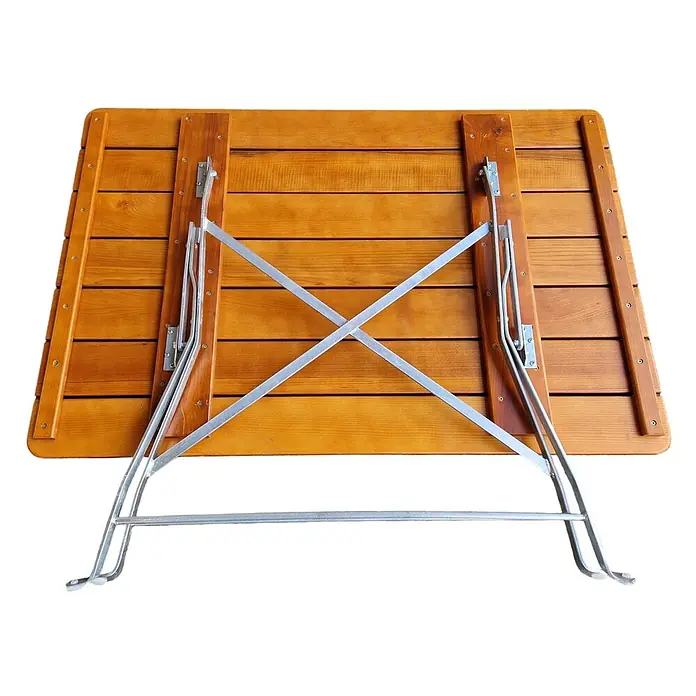 CHEFGASTRO BERGTAL Made in Germany HxBxT 74x120x80cm klappbar wetterfest & UV-beständig Eschenholz Silber/Braun 6 Peronen -  - Unterseite eines zusammengeklappten Holzlamellentisches. Die silbernen Metallbeine sind sichtbar, gekreuzt und flach am warmbraunen Tisch geklappt.
