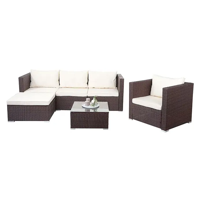 Poly-Rattan-Garnitur | Gartengarnitur Sitzgruppe Sofa Lounge-Set | Braun | Kissen Creme -  - Dunkelbraunes Rattan-Gartenlounge-Set mit L-Sofa, Sessel und Couchtisch mit Glasplatte, alle mit cremefarbenen Kissen und silbernen Füßen.