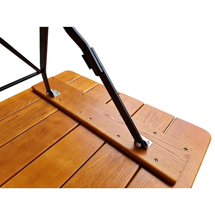 CHEFGASTRO BERGTAL Made in Germany HxBxT 74x70x70cm klappbar wetterfest & UV-beständig Eschenholz Schwarz/Brau 2 Personen -  - Nahaufnahme eines schwarzen Metall-Tischbeins, das mit Schrauben an einer warmbraunen Holzplatte befestigt ist.