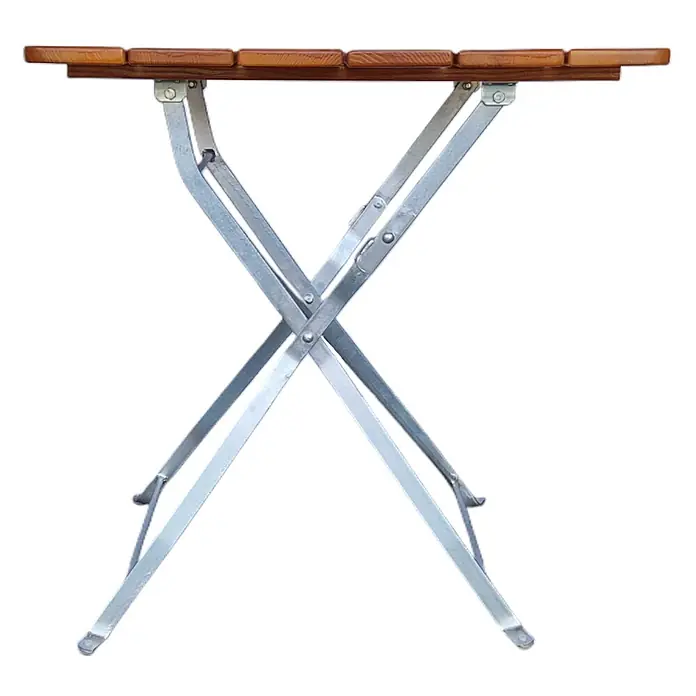 CHEFGASTRO BERGTAL Made in Germany HxBxT 74x70x70cm klappbar wetterfest & UV-beständig Eschenholz Silber/Braun  2 Peronen -  - Klapptisch mit Holzlattenplatte und silbernen Metall-X-Beinen.