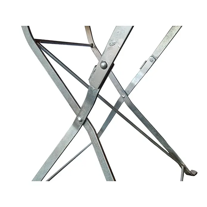 CHEFGASTRO BERGTAL Made in Germany HxBxT 74x70x70cm klappbar wetterfest & UV-beständig Eschenholz Silber/Braun  2 Peronen -  - Nahaufnahme der gekreuzten Beine eines grauen Metallklapptisches mit Nieten.