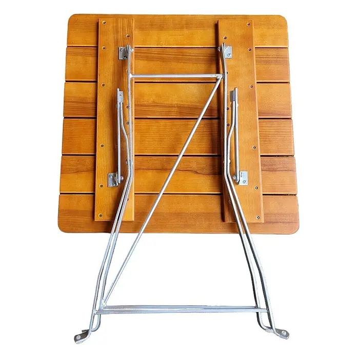 CHEFGASTRO BERGTAL Made in Germany HxBxT 74x70x70cm klappbar wetterfest & UV-beständig Eschenholz Silber/Braun  2 Peronen -  - Unterseite eines Holzklapptisches mit eingeklappten Metallbeinen, der das kompakte Design und den Klappmechanismus zeigt.