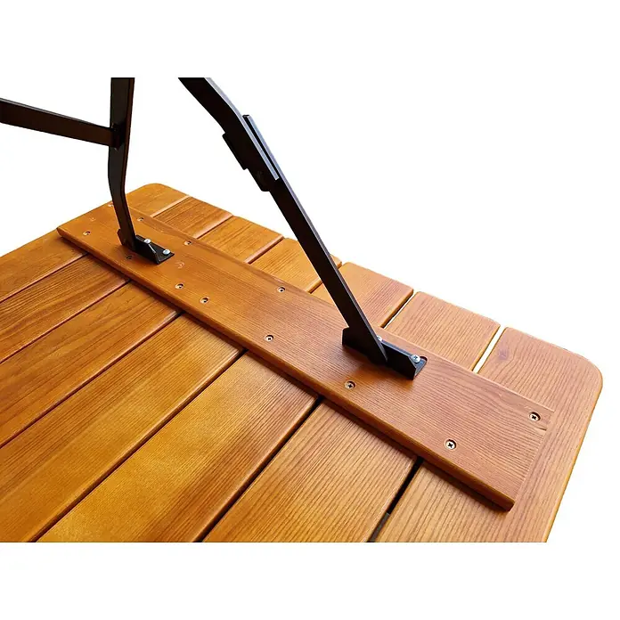 CHEFGASTRO BERGTAL Made in Germany HxBxT 74x80x80cm klappbar wetterfest & UV-beständig Eschenholz Schwarz/Braun 2 Personen -  - Nahaufnahme einer hellbraunen Holzlamellenfläche mit schwarzer Metall-Klappstütze, verschraubt.