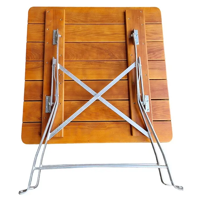 CHEFGASTRO BERGTAL Made in Germany HxBxT 74x80x80cm klappbar wetterfest & UV-beständig Eschenholz Silber/Braun  2 Peronen -  - Unterseite eines braunen Klapptisches aus Holzlatten mit silbernen Metallkreuzbeinen und Klappmechanismus.