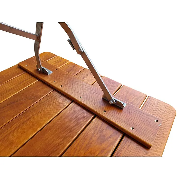 CHEFGASTRO BERGTAL Made in Germany HxBxT 74x80x80cm klappbar wetterfest & UV-beständig Eschenholz Silber/Braun  2 Peronen -  - Braune Holzlatten-Tischplatte mit silbernem Metall-Klappbeinmechanismus.