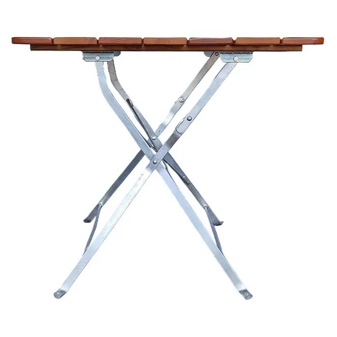 CHEFGASTRO BERGTAL Made in Germany HxBxT 74x80x80cm klappbar wetterfest & UV-beständig Eschenholz Silber/Braun  2 Peronen -  - Klapptisch mit Holzlattenplatte und silbernen X-förmigen Metallklappbeinen.