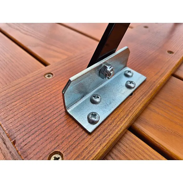 CHEFGASTRO BAVARIA Made in Germany HxBxT 74x120x70cm klappbar wetterfest & UV-beständig Eschenholz Schwarz/Braun -  - Verzinkter Metallwinkel mit Schrauben mit Sternantrieb, Mutter und Bolzen, der einen schwarzen Arm auf braunem Holz befestigt.