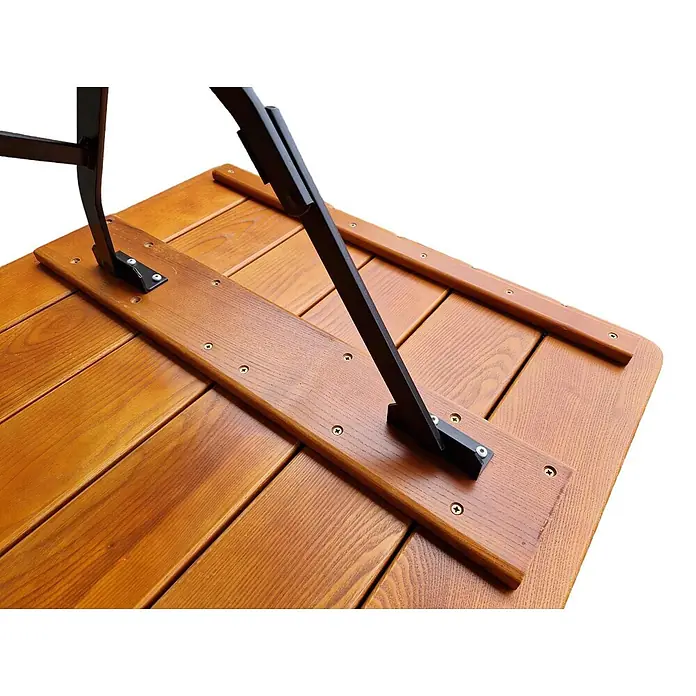CHEFGASTRO BERGTAL Made in Germany HxBxT 74x120x70cm klappbar wetterfest & UV-beständig Eschenholz Schwarz/Braun 6 Personen -  - Unterseite eines hellbraunen Holztisches mit Latten, schwarzen Metallklappbeinen und sichtbaren Schrauben.