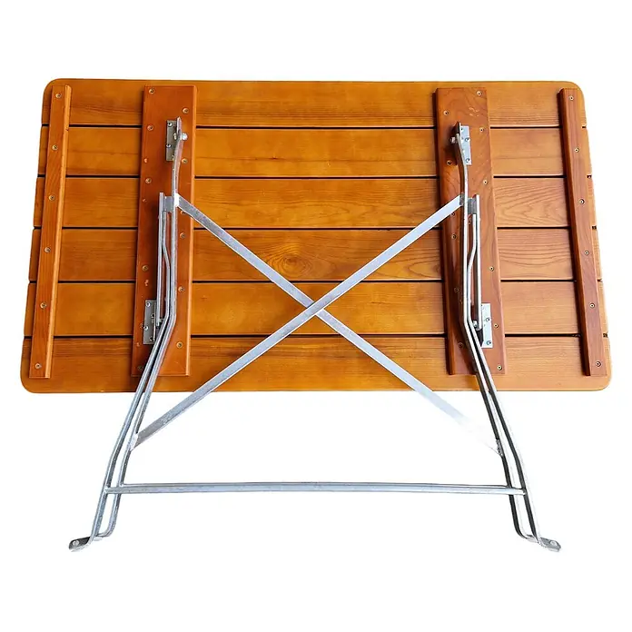 CHEFGASTRO BERGTAL Made in Germany HxBxT 74x120x70cm klappbar wetterfest & UV-beständig Eschenholz Silber/Braun 4 Peronen -  - Unterseite eines braunen Klapptisches aus Holzlatten mit silbernem Metallgestell und Klappmechanismus.