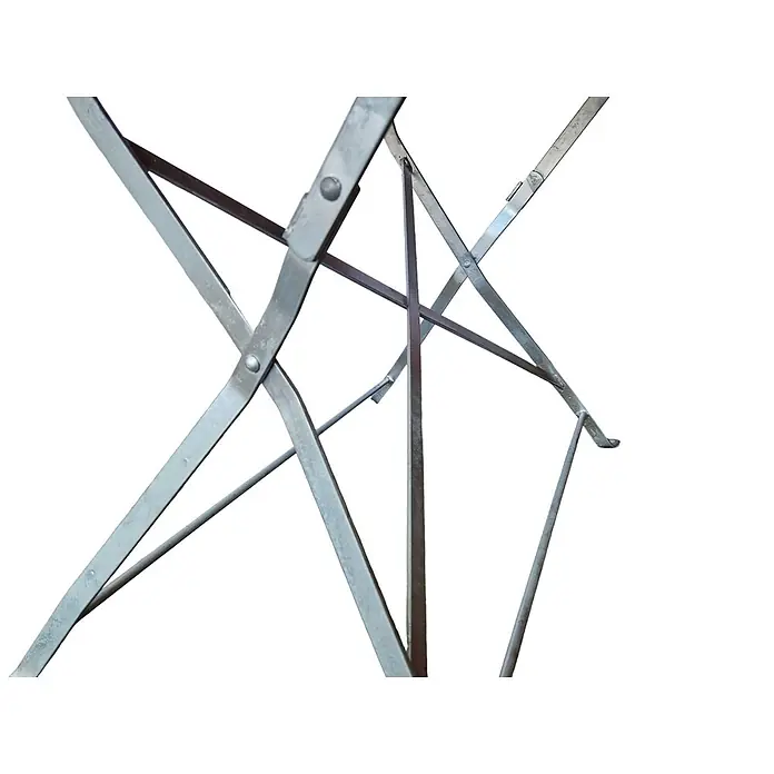 CHEFGASTRO BERGTAL Made in Germany HxBxT 74x120x70cm klappbar wetterfest & UV-beständig Eschenholz Silber/Braun 4 Peronen -  - Silbergrauer Metallrahmen eines Klappstuhls oder -tisches mit genieteten Gelenken und kreuzförmigen Stützstangen.