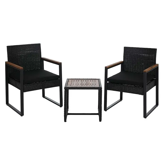 Poly-Rattan Garnitur | Lounge-Set Garten 2x Stuhl Tisch | Akazie Holz Stoff 180g/m2 | Schwarz | Polster Schwarz -  - Schwarze Rattan-Gartenmöbelgarnitur: zwei Stühle mit schwarzen Kissen und Holzarmlehnen, sowie ein passender Beistelltisch mit Holzplatte.