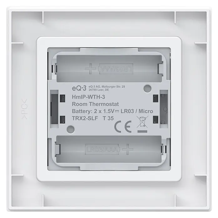 Homematic IP Funk-Raumthermostat mit Luftfeuchtigkeitssensor HmIP-WTH-3 - Weiß, 25 x 86 x 86 mm - Weiße Kunststoffrückseite eines Raumthermostats mit offenem Batteriefach für 2x AAA (LR03) Batterien, Modellinfo und CE-Kennzeichnung.