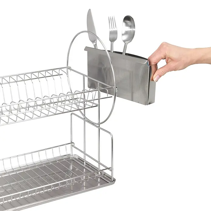 Wenko Geschirrkorb - L x B x H: 460 x 240 x 100 mm, Edelstahl - Zweistöckiges Edelstahl-Geschirrtrockengestell mit abnehmbarem Besteckhalter. Eine Hand hält den Besteckhalter mit Messer, Gabel, Löffel.