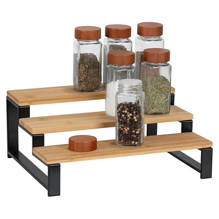 Wenko Gewürzregal - L x B x H: 295 x 75 x 120 mm, Metall, Schwarz - Dreistufiges Gewürzregal mit Bambusregalen und schwarzem Metallrahmen, das mehrere Glasgewürzgläser hält.