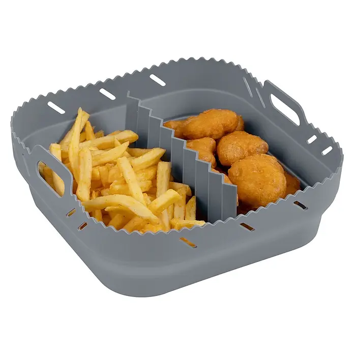 Wenko Heißluftfriteusen-Silikonform Nara Eckig - Grau - Grauer Silikon-Heißluftfritteusenkorb mit Trennwand, gefüllt mit Pommes Frites und Chicken Nuggets.