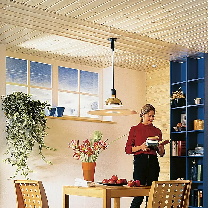 BAUHAUS Friso machihembrado - 3.000 x 96 x 12,5 mm - Paneles de madera clara en el techo y la pared con una lámpara a juego que ilumina la habitación y crea un ambiente acogedor.