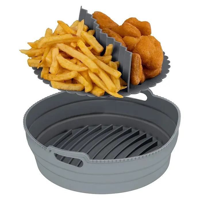 Wenko Heißluftfriteusen-Silikonform Nara Rund - Grau - Grauer Silikon-Heißluftfritteusenkorb mit Teiler, eine Seite mit Pommes, die andere mit Nuggets, daneben ein leerer Korb.