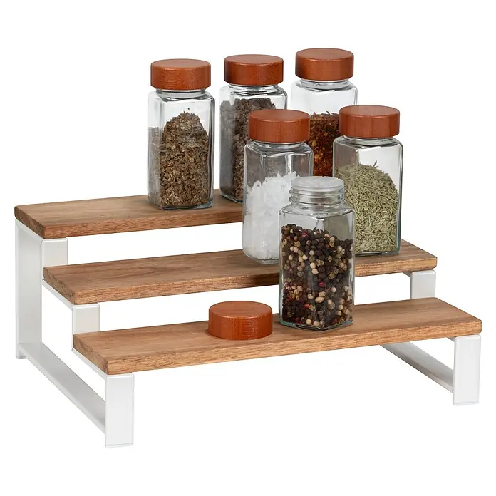 Wenko Gewürzregal - L x B x H: 295 x 75 x 120 mm, Metall, Weiß - Gestuftes Gewürzregal mit Holzbrettern und weißem Metallrahmen, mit Glasgewürzgläsern gefüllt mit Gewürzen.