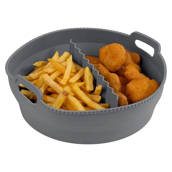 Wenko Heißluftfriteusen-Silikonform Nara Rund - Grau - Grauer Silikon-Heißluftfritteusenkorb mit Trennwand, gefüllt mit Pommes Frites und Chicken Nuggets.