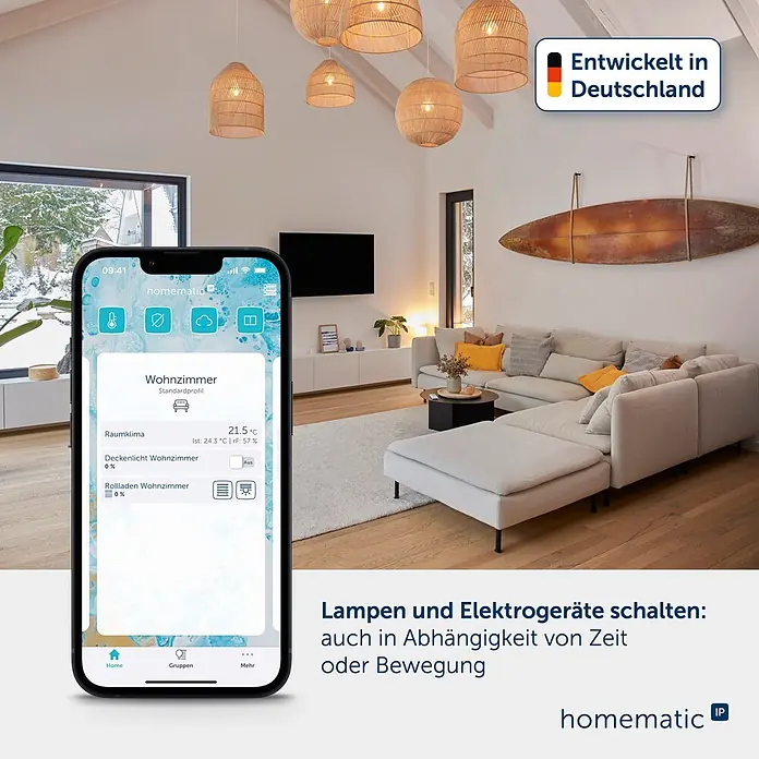 Homematic IP Aktor Schaltaktor (6 A) – Unterputz - Weiß - Homematic IP Smart-Home-App auf Smartphone steuert Lichter und Geräte in modernem Wohnzimmer. In Deutschland entwickelt.