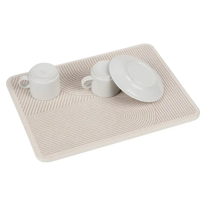 Wenko Abtropfmatte - 410 x 20 mm, Beige - Beige Geschirrabtropfmatte mit geometrischen Mustern, zwei weißen Tassen und einem Teller.