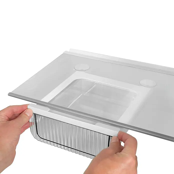 Wenko Kühlschrankorganizer - 280 x 170 x 107 mm, Transparent - Hände befestigen ein transparentes Kühlschrankregal mit einer klaren gerippten Schublade.