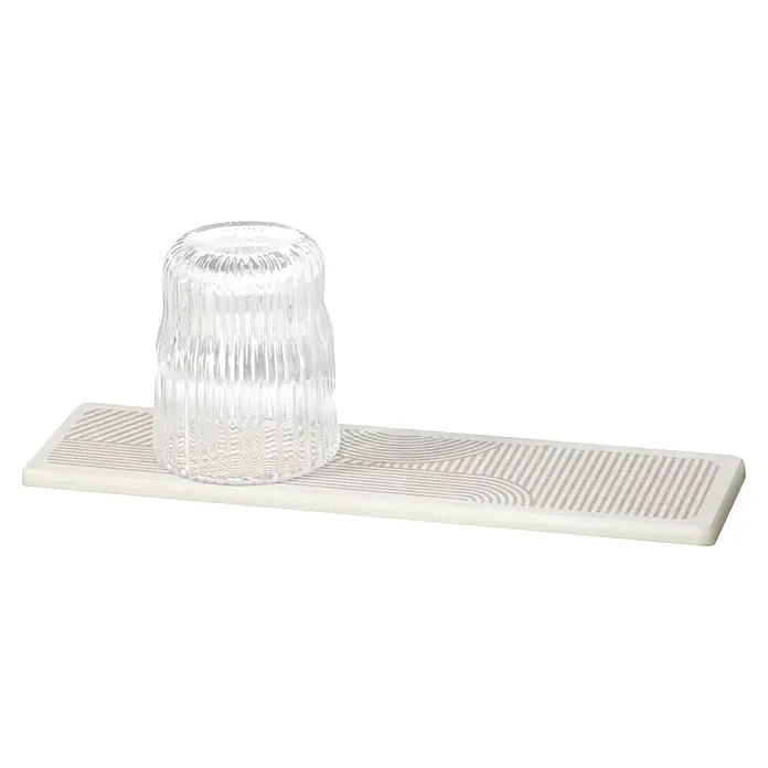 Wenko Abtropfmatte - 300 x 80 mm, Beige - Umgedrehtes klares geripptes Glas auf einem rechteckigen hellen Tablett mit beigen abstrakten Mustern.