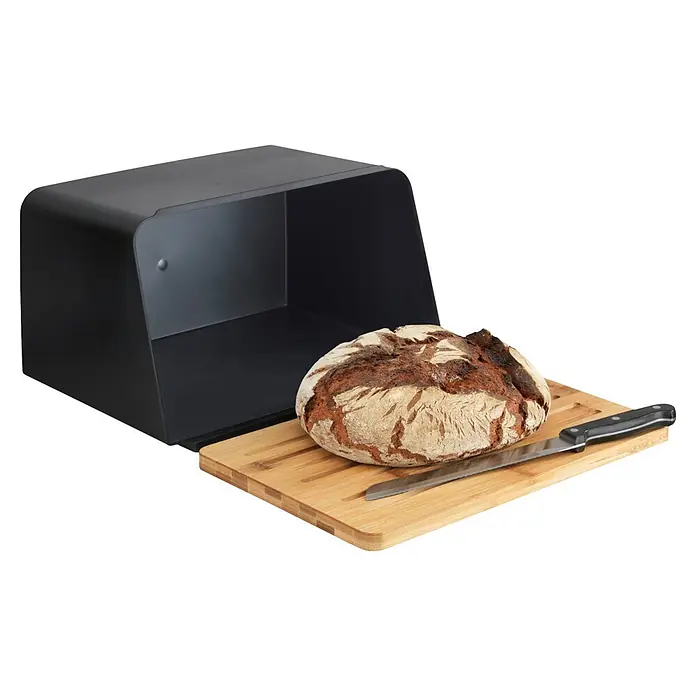 Wenko Brotkasten - Schwarz - Schwarzer Brotkasten mit offenem Deckel, daneben rustikales Brot und Brotmesser auf Holzschneidebrett.