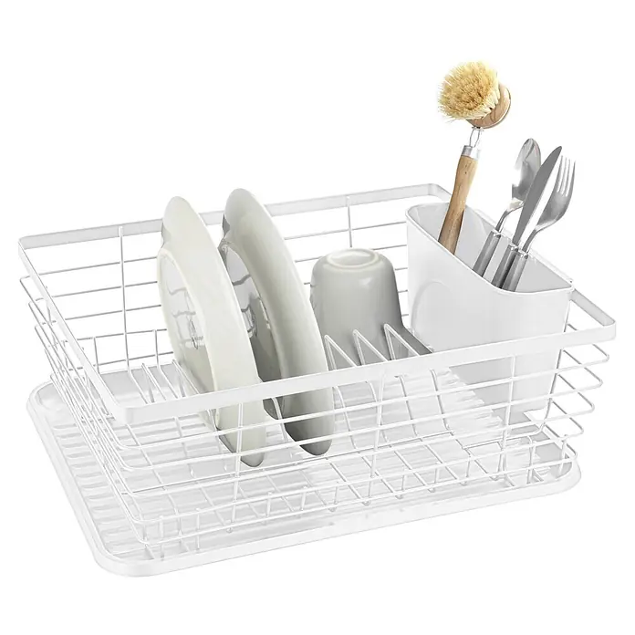Wenko Geschirrkorb - L x B x H: 360 x 300 x 150 mm, Metall - Weißes Metall-Geschirrabtropfgestell mit Plastikablage, das weißes Keramikgeschirr, eine Tasse, Silberbesteck und eine Holzbürste enthält.